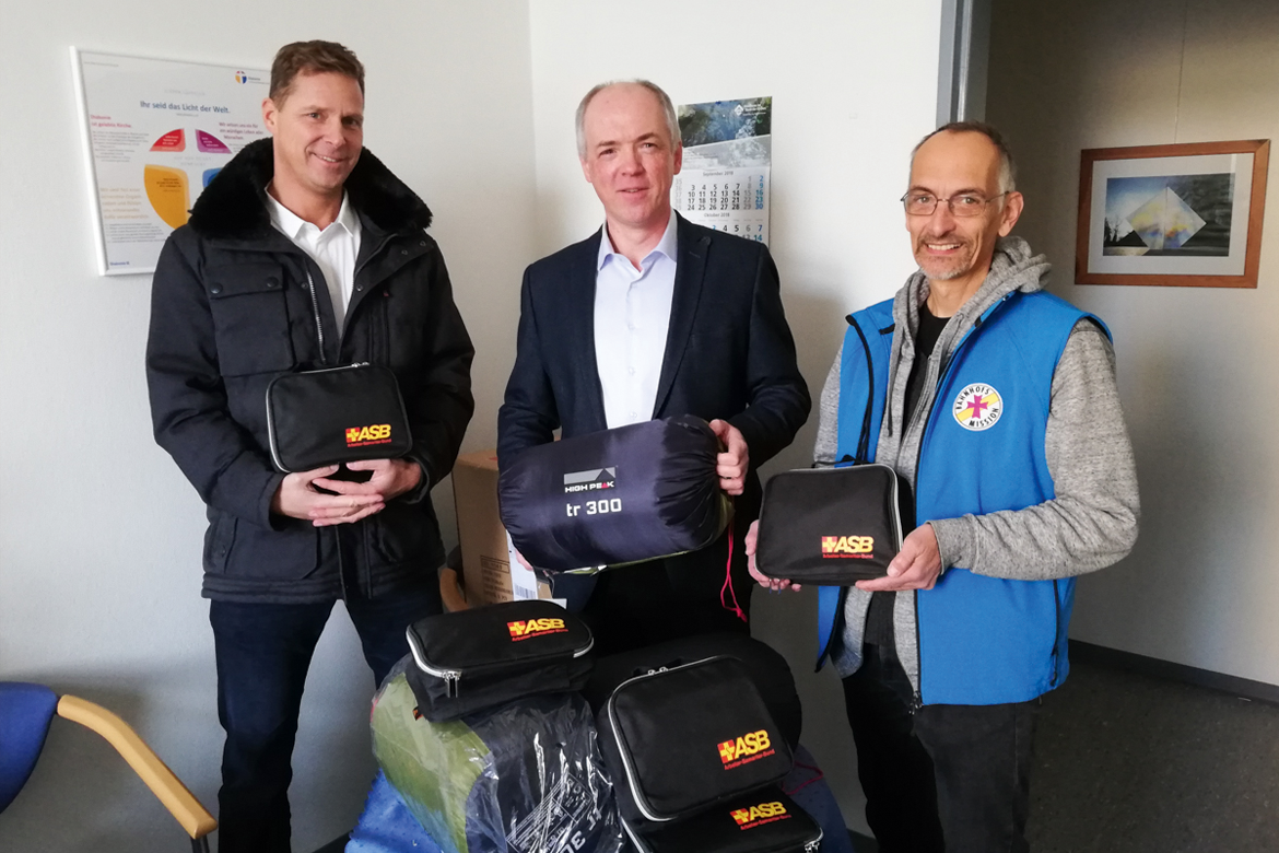 ASB verteilt Schlafsäcke für Obdachlose