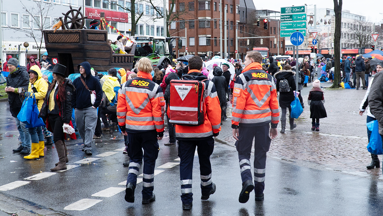 ASB Sanitäter beim Braunschweiger Karnevalsumzug Schoduvel.