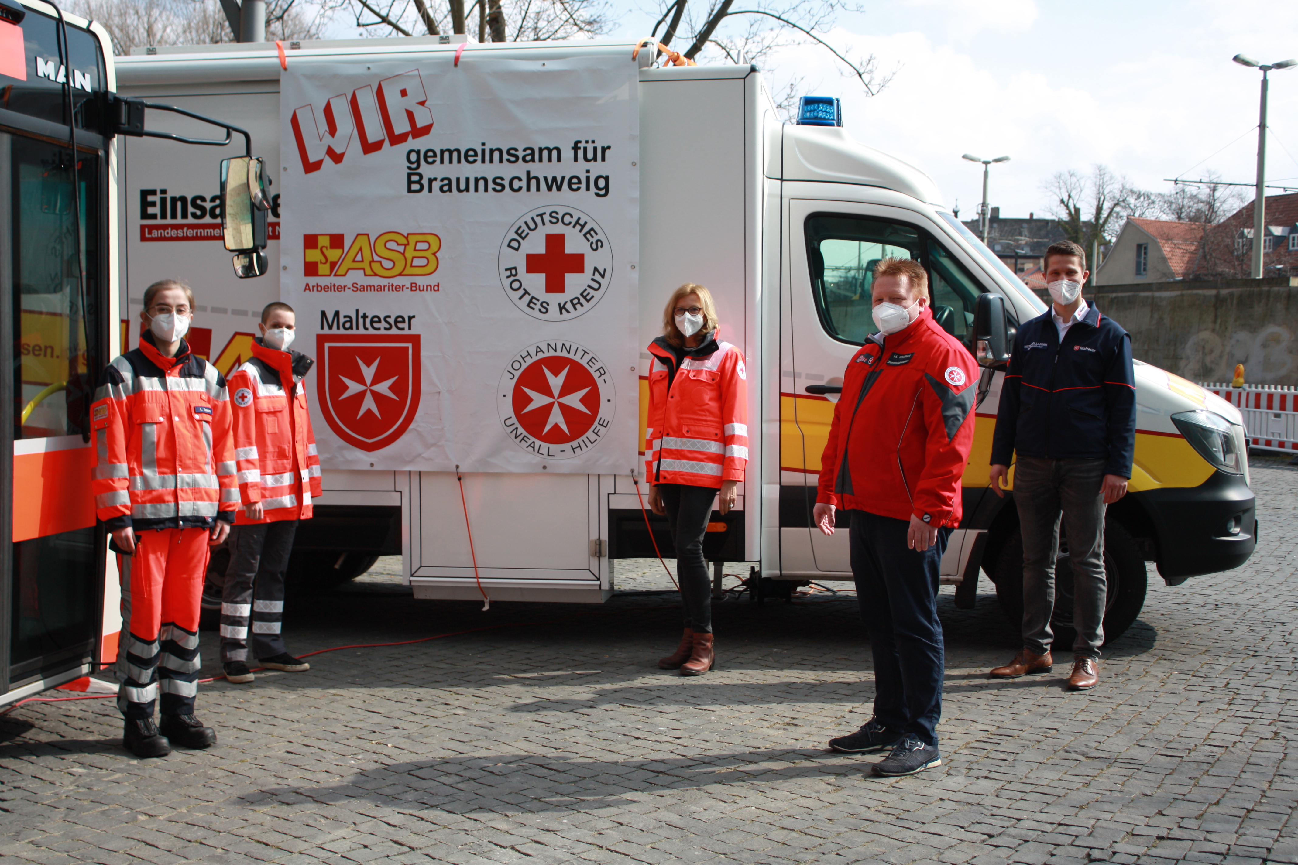 Hilfsorganisationen testen im Bus hinter dem Schloss  